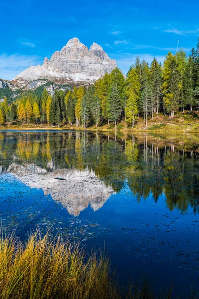 意大利白云石Apls和Federa湖中秋天山景的风景画 — 图库照片