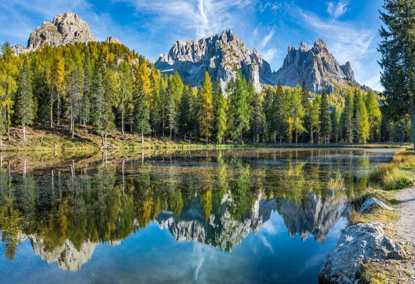意大利白云石Apls和Federa湖中秋天山景的风景画 — 图库照片