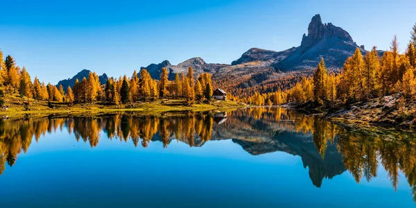İtalya 'da Dolomite Apls ve Federa Gölü' ndeki Sonbahar Dağları manzarası