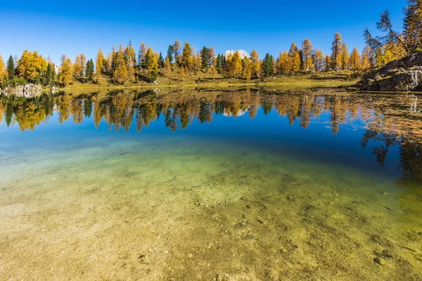 ドロマイトAplsとフェデラ湖 イタリアの秋の山の風景の絵のような景色 — ストック写真