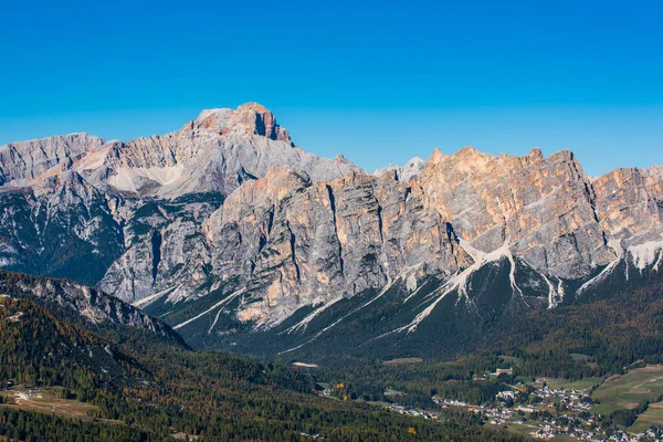 ドロマイトApls Cortina Ampezzo イタリアの秋の山の風景の絵 — ストック写真