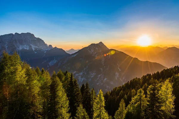 Západ Slunce Vrcholcích Hora Lussari Poslední Světla Soumraku Itálie — Stock fotografie