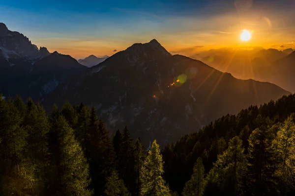 Západ Slunce Vrcholcích Hora Lussari Poslední Světla Soumraku Itálie — Stock fotografie