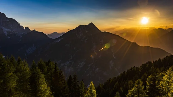 Západ Slunce Vrcholcích Hora Lussari Poslední Světla Soumraku Itálie — Stock fotografie