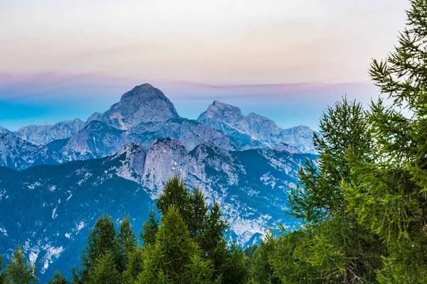 Zonsondergang Toppen Mount Lussari Laatste Lichten Richting Schemering Italië — Stockfoto