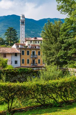 POLCENIGO, İtalya - 1 Eylül 2019: İtalya 'daki eski şehir mimarisinin manzaralı görünümü