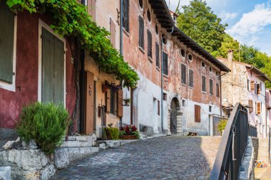POLCENIGO, İtalya - 1 Eylül 2019: İtalya 'daki eski şehir mimarisinin manzaralı görünümü