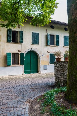 POLCENIGO, İtalya - 1 Eylül 2019: İtalya 'daki eski şehir mimarisinin manzaralı görünümü