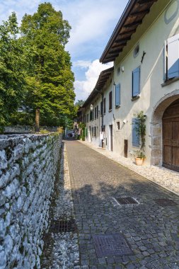 POLCENIGO, İtalya - 1 Eylül 2019: İtalya 'daki eski şehir mimarisinin manzaralı görünümü