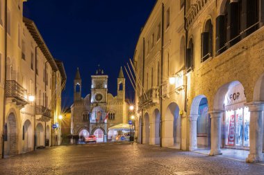 PORDENON, İTALYA - 21 HAZİRAN, 2019: İtalya 'daki eski şehir mimarisinin manzarası