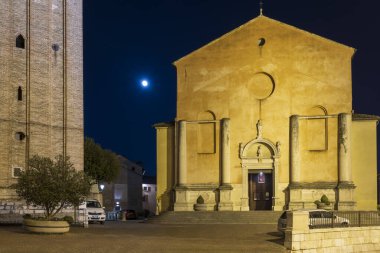 PORDENON, İTALYA - 21 HAZİRAN, 2019: İtalya 'daki eski şehir mimarisinin manzarası