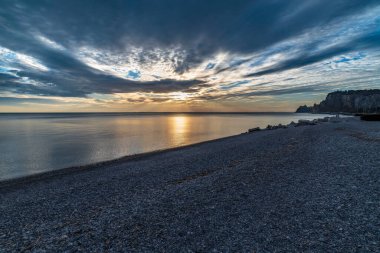 Denizin üzerinde güzel bir gün batımı