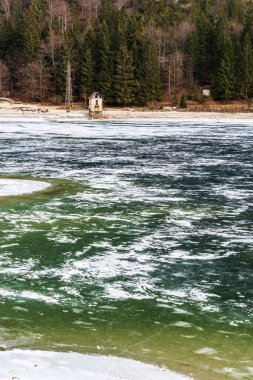 Dağlardaki donmuş nehir