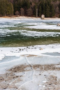 Dağlardaki donmuş nehir