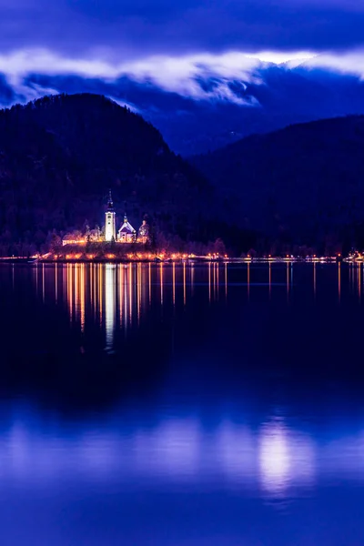 Noite Lago Bled Atmosfera Natal Luzes Castelo Igreja Anunciação — Fotografia de Stock