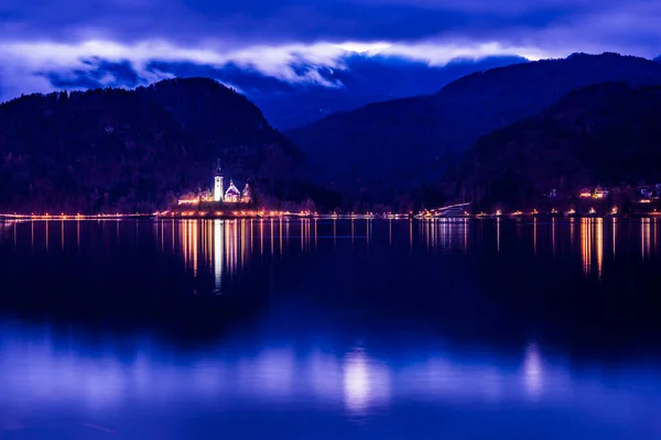 Noche Lago Bled Ambiente Navideño Luces Castillo Iglesia Anunciación —  Fotos de Stock