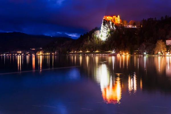 Noite Lago Bled Atmosfera Natal Luzes Castelo Igreja Anunciação — Fotografia de Stock