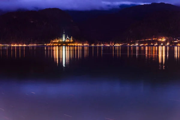 Noite Lago Bled Atmosfera Natal Luzes Castelo Igreja Anunciação — Fotografia de Stock