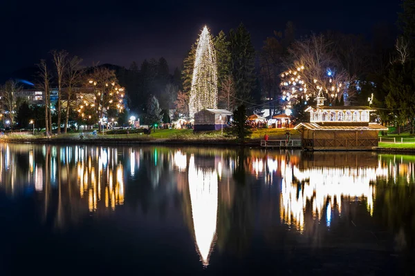 Bled Gölü 'nde bir gece. Noel atmosferi ve ışıklar. Bilgilendirme Kalesi ve Kilisesi