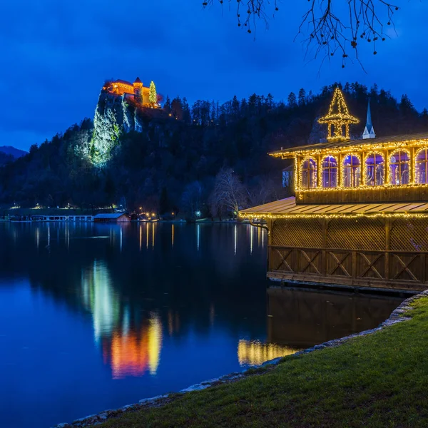 Ніч Озері Бледі Різдвяна Атмосфера Світло Замок Церква Благовіщення — стокове фото