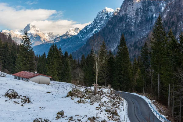 雪に覆われた山々 の美しい風景 — ストック写真