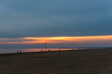 Lignano Sabbiadoro plajındaki insanlar.