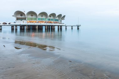 Adriyatik Denizi kıyısında güzel gün batımı, Lignano Sabbiadoro, İtalya 
