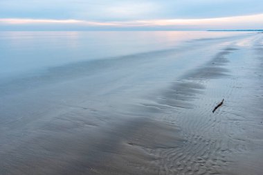 Adriyatik Denizi kıyısında güzel gün batımı, Lignano Sabbiadoro, İtalya 