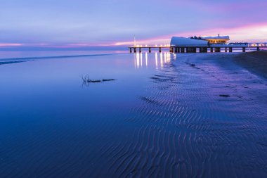 Adriyatik Denizi kıyısında güzel gün batımı, Lignano Sabbiadoro, İtalya 