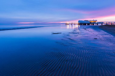 Adriyatik Denizi kıyısında güzel gün batımı, Lignano Sabbiadoro, İtalya 