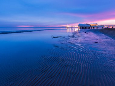 Adriyatik Denizi kıyısında güzel gün batımı, Lignano Sabbiadoro, İtalya 