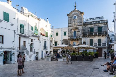CISTERNINO, İTALYA - 18 HAZİRAN 2019: Cisternino 'nun dar sokaklarındaki insanlar