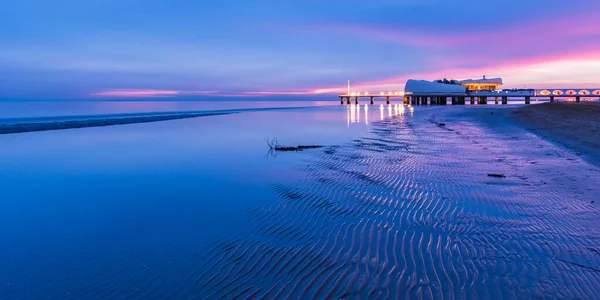 Adriyatik Denizi kıyısında güzel gün batımı, Lignano Sabbiadoro, İtalya 