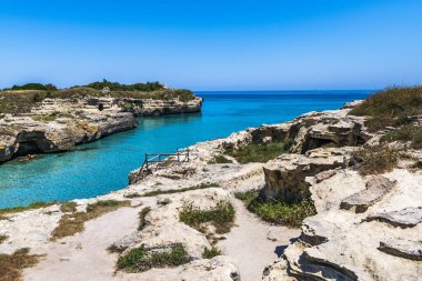 SALENTO, İtalya - CRCA 2019: Grotta della poesia 'daki kayalık kayalık kayalıklar, mağaralar, deniz koyları ve adacıklar