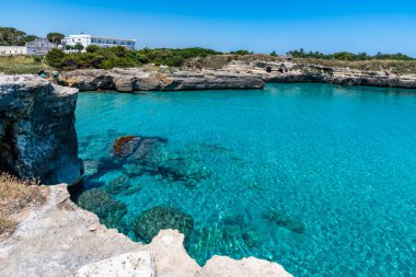 SALENTO, İtalya - CRCA 2019: Grotta della poesia 'daki kayalık kayalık kayalıklar, mağaralar, deniz koyları ve adacıklar