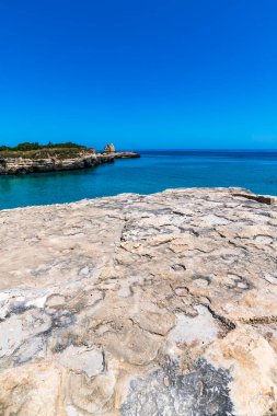 SALENTO, İtalya - CRCA 2019: Grotta della poesia 'daki kayalık kayalık kayalıklar, mağaralar, deniz koyları ve adacıklar