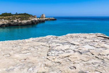 SALENTO, İtalya - CRCA 2019: Grotta della poesia 'daki kayalık kayalık kayalıklar, mağaralar, deniz koyları ve adacıklar