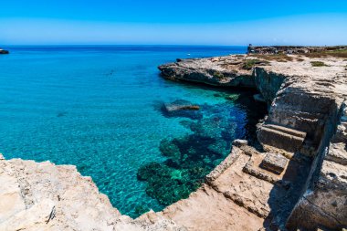 SALENTO, İtalya - CRCA 2019: Grotta della poesia 'daki kayalık kayalık kayalıklar, mağaralar, deniz koyları ve adacıklar