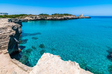 SALENTO, İtalya - CRCA 2019: Grotta della poesia 'daki kayalık kayalık kayalıklar, mağaralar, deniz koyları ve adacıklar