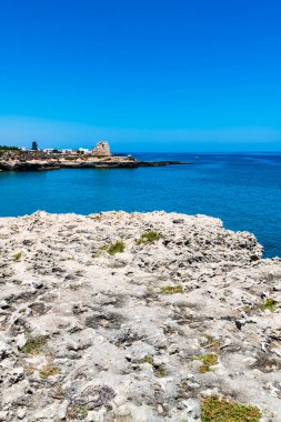 SALENTO, İtalya - CRCA 2019: Grotta della poesia 'daki kayalık kayalık kayalıklar, mağaralar, deniz koyları ve adacıklar