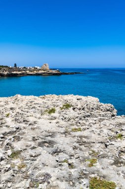 SALENTO, İtalya - CRCA 2019: Grotta della poesia 'daki kayalık kayalık kayalıklar, mağaralar, deniz koyları ve adacıklar