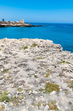 SALENTO, İtalya - CRCA 2019: Grotta della poesia 'daki kayalık kayalık kayalıklar, mağaralar, deniz koyları ve adacıklar