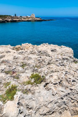SALENTO, İtalya - CRCA 2019: Grotta della poesia 'daki kayalık kayalık kayalıklar, mağaralar, deniz koyları ve adacıklar