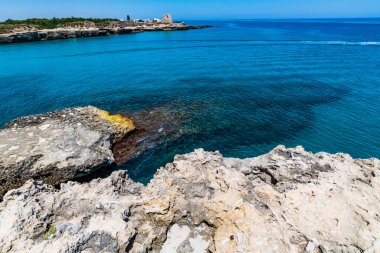 SALENTO, İtalya - CRCA 2019: Grotta della poesia 'daki kayalık kayalık kayalıklar, mağaralar, deniz koyları ve adacıklar