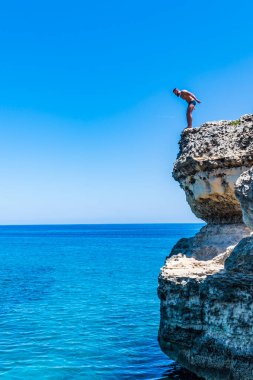 Uçurumdan atlamak adam