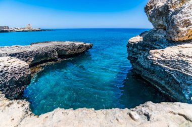 SALENTO, İtalya - CRCA 2019: Grotta della poesia 'daki kayalık kayalık kayalıklar, mağaralar, deniz koyları ve adacıklar