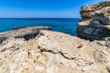 SALENTO, İtalya - CRCA 2019: Grotta della poesia 'daki kayalık kayalık kayalıklar, mağaralar, deniz koyları ve adacıklar
