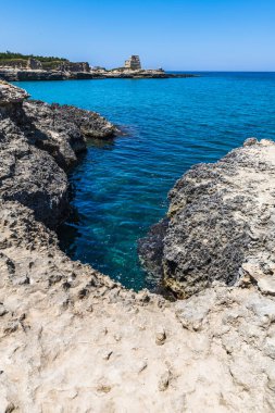 SALENTO, İtalya - CRCA 2019: Grotta della poesia 'daki kayalık kayalık kayalıklar, mağaralar, deniz koyları ve adacıklar