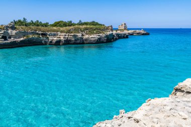 SALENTO, İtalya - CRCA 2019: Grotta della poesia 'daki kayalık kayalık kayalıklar, mağaralar, deniz koyları ve adacıklar