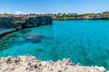 SALENTO, İtalya - CRCA 2019: Grotta della poesia 'daki kayalık kayalık kayalıklar, mağaralar, deniz koyları ve adacıklar